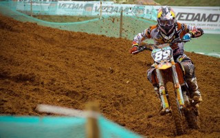 竞彩网官方：拜仁出征前虚惊一幕，孔帕尼因取外套险些误大巴